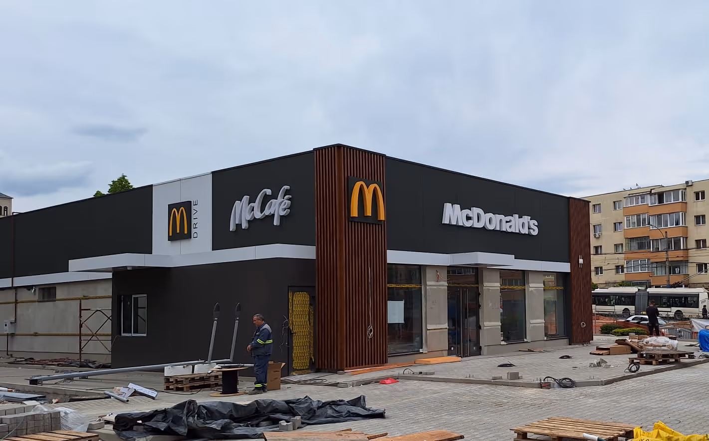 { "items": [ { "_id": "692399fa8659147dcb4da5ae", "origFileName": "MC-1-min.jpg", "fileName": "MC-1-min.jpg", "fileSize": 302459, "height": 936, "url": "https://cdn.prod.website-files.com/68a85c7bf2b3e32e59515451/692399fa8659147dcb4da5ae_MC-1-min.jpg", "width": 1734, "type": "image" }, { "_id": "692399fbd26f45b1d56c8ef5", "origFileName": "MC-3-min.jpg", "fileName": "MC-3-min.jpg", "fileSize": 579131, "height": 1530, "url": "https://cdn.prod.website-files.com/68a85c7bf2b3e32e59515451/692399fbd26f45b1d56c8ef5_MC-3-min.jpg", "width": 1412, "type": "image" }, { "_id": "69261065e8176c285f1dda9f", "origFileName": "MC-4.jpg", "fileName": "MC-4.jpg", "fileSize": 681713, "height": 885, "url": "https://cdn.prod.website-files.com/68a85c7bf2b3e32e59515451/69261065e8176c285f1dda9f_MC-4.jpg", "width": 1421, "type": "image" }, { "_id": "692610738d0b5a544b208188", "origFileName": "MC-2.jpg", "fileName": "MC-2.jpg", "fileSize": 1097299, "height": 1901, "url": "https://cdn.prod.website-files.com/68a85c7bf2b3e32e59515451/692610738d0b5a544b208188_MC-2.jpg", "width": 2381, "type": "image" }, { "_id": "692610659389548f65807fa9", "origFileName": "Plan MCD Cluj_page-0001.jpg", "fileName": "Plan MCD Cluj_page-0001.jpg", "fileSize": 651950, "height": 1459, "url": "https://cdn.prod.website-files.com/68a85c7bf2b3e32e59515451/692610659389548f65807fa9_Plan%20MCD%20Cluj_page-0001.jpg", "width": 2059, "type": "image" } ], "group": "mcdonalds" } – proiect retail & food, aRchitecture Studio